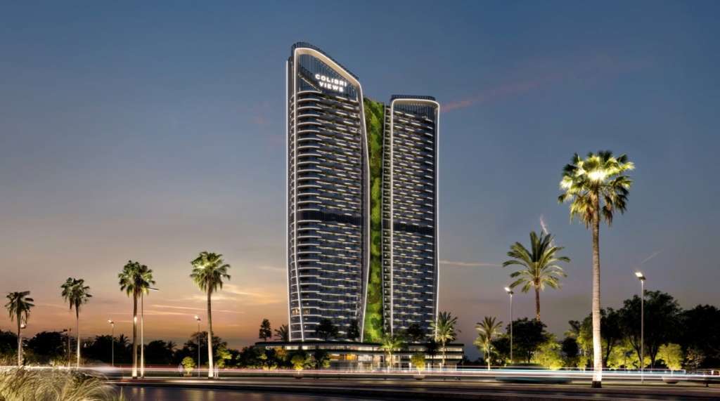Элитный современный небоскреб на закате, окруженный пальмами, стильное архитектурное решение для премиум-недвижимости.